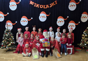 Dzieci pozują do zdjęcia z Mikołajem