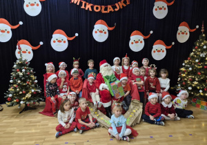 Dzieci pozują do zdjęcia z Mikołajem