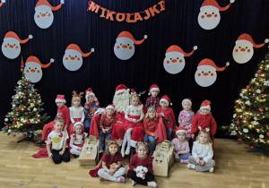Dzieci pozują do zdjęcia z Mikołajem