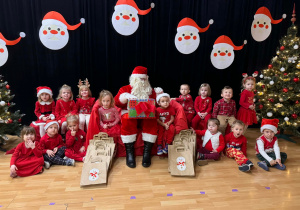 Dzieci pozują do zdjęcia z Mikołajem