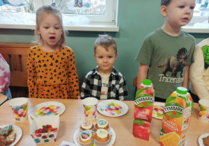 dzieci śpiewają STO LAT