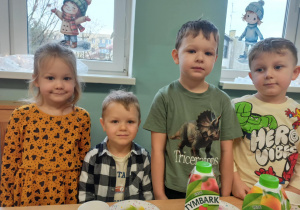 dzieci pozują do zdjęcia