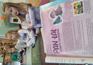 dzieci słuchają opowiadania