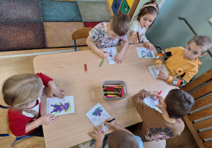 dzieci kolorują obrazek