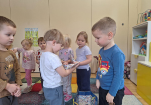 Chłopiec rozdaje upominki.