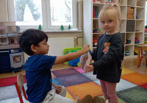 Chłopiec rozdaje upominki.