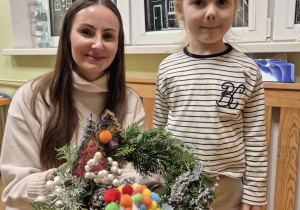 Mama z córką prezentują wykonany stroik