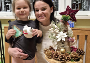 Mama z córką prezentują wykonany stroik