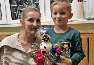 Mama z synem prezentują wykonany stroik