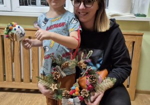 Mama z synem prezentują wykonany stroik