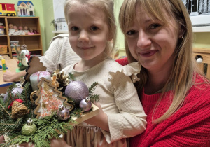 Mama z córką prezentują wykonany stroik