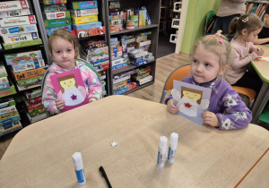 Dwie dziewczynki prezentują skończone prace