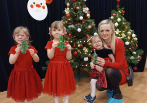 Rodzinne zdjęcie na tle choinki.