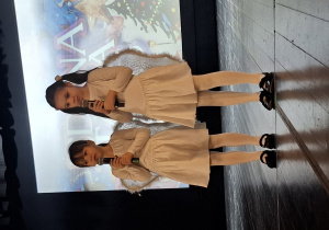 Dziewczynki stoją na scenie.