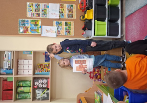 Dzieci stoją przy tablicy.