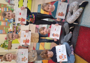 Dzieci pokazują plansze.