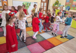 Dzieci bawią się przy muzyce.