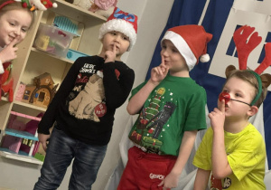 Mama z córką siedzą przy stoliku, wykonują kartkę świąteczną.