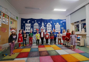 Dzieci śpiewają kolędę.