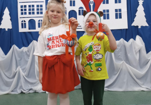 Dzieci prezentują własnoręcznie ozdobione bombki.