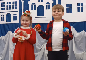 Dzieci prezentują własnoręcznie ozdobione bombki.