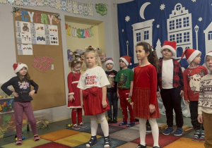 Dzieci śpiewają pastorałkę.