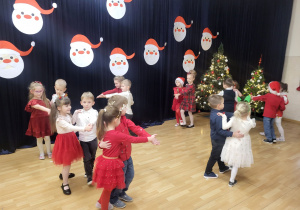 Jeżyki podczas występu świątecznego dla rodziców - taniec "Jesienny kujawiaczek".