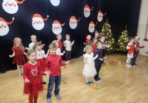 Jeżyki podczas występu świątecznego dla rodziców - wykonanie piosenki "Gdzie jest śnieg?".