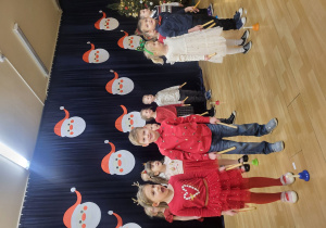 Jeżyki podczas występu świątecznego dla rodziców.