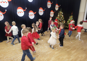 Jeżyki podczas występu świątecznego dla rodziców - wykonanie piosenki "Zimowa poleczka".