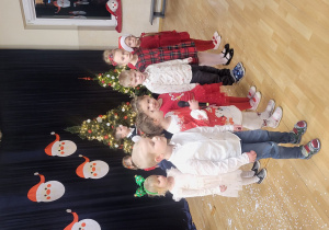 Franek, Pola, Hania, Mikołaj, Klara i Hania podczas śpiewu pastorałki "Hejże ino dyna, dyna".