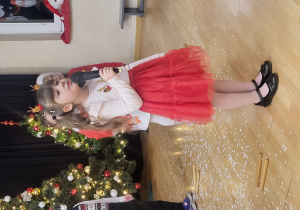 Hania śpiewa pastorałkę "Aniołek maleńki jak wróbelek."