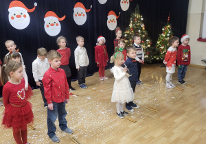 Jeżyki podczas występu świątecznego dla rodziców.