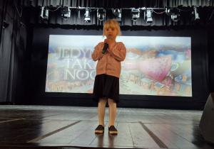 Hania B. na scenie KDK śpiewa pastorałkę "Nie płacz Jezu".