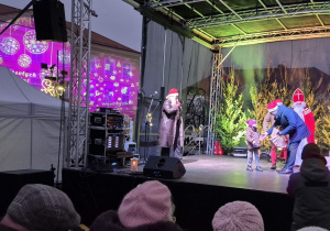 Hania S. odbiera wyróżnienia za wykonanie pastorałki "Aniołek maleńki jak wróbelek" w XIX Konkursie Kolęd i Pastorałek podczas Miejskiej Wigilii.