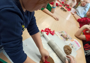 dziewczynka wykrawa wybrany kształt piernika