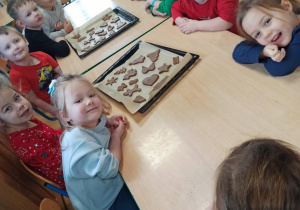 dzieci pozują do zdjęcia