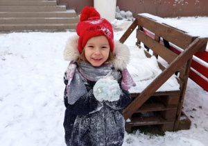 Dziewczyna ulepiła śnieżkę.