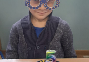 chłopiec pozuje do zdjęcia w urodzinowych okularach