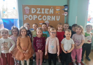 dzieci pozują do zdjęcia grupowego