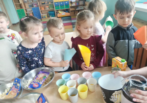 dzieci czekają w kolejce do popcornu