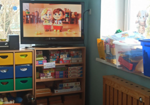 dzieci oglądają bajkę