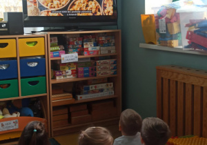 dzieci oglądają animacje