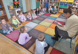 dzieci słuchają czytanej bajki