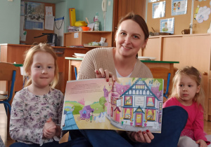 mama pokazuje książkę