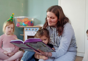 mama czyta książkę