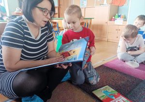 mama czyta książkę