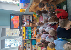 dzieci oglądają animacje o Gniewku