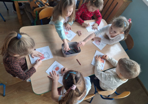 dzieci kolorują czuciaka