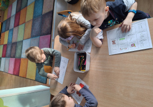 dzieci pracują przy stoliku